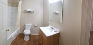 Bathtub, pengering rambut,  dan handuk