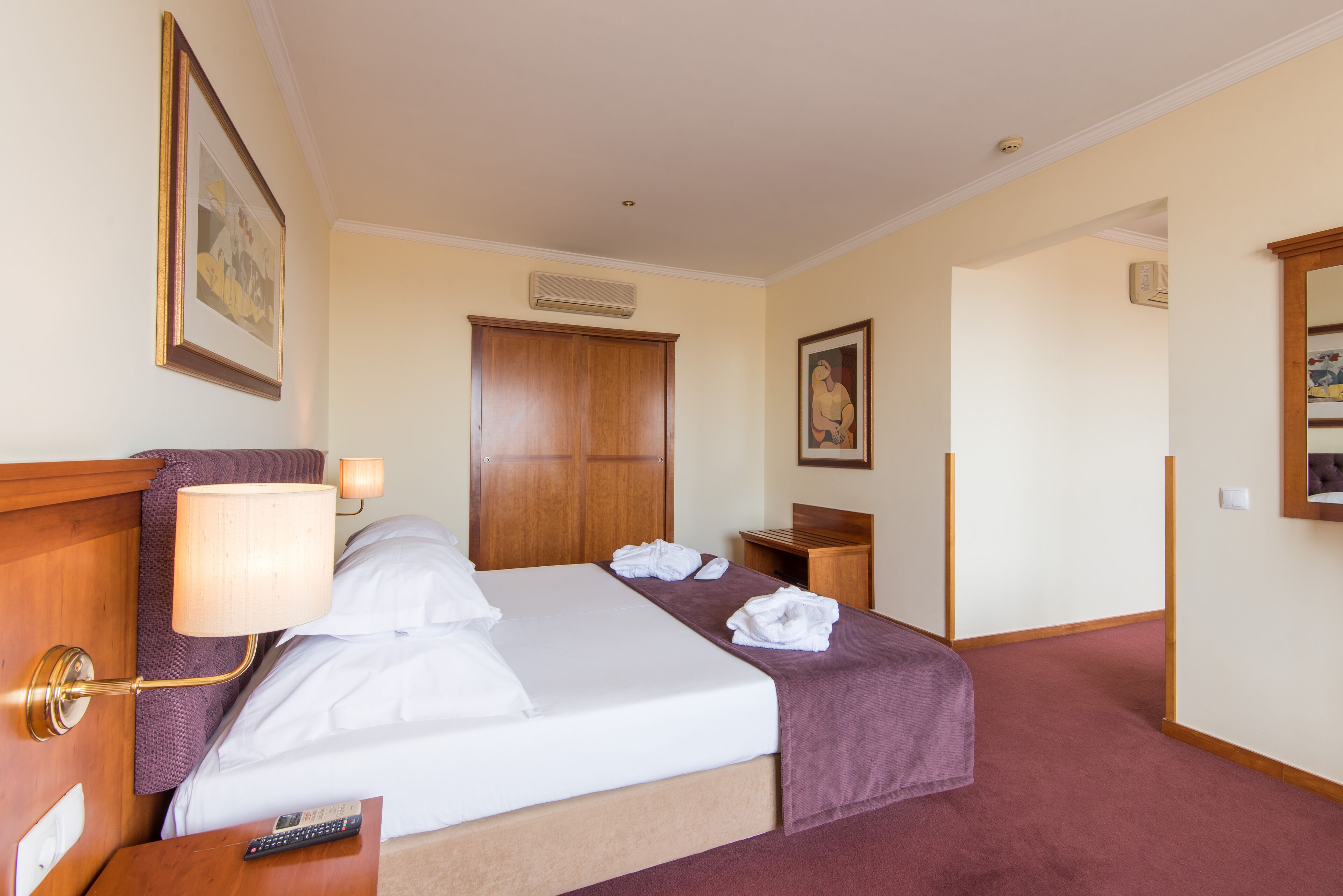 Minibar, escritorio, cortinas opacas y wifi gratis