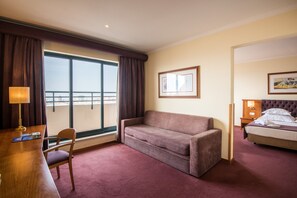 Minibar, escritorio, cortinas blackout y wifi gratis 