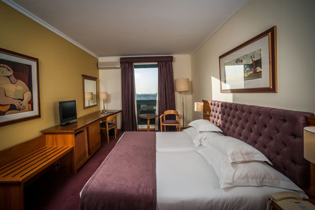 Minibar, skrivebord, blendingsgardiner og wi-fi (inkludert)