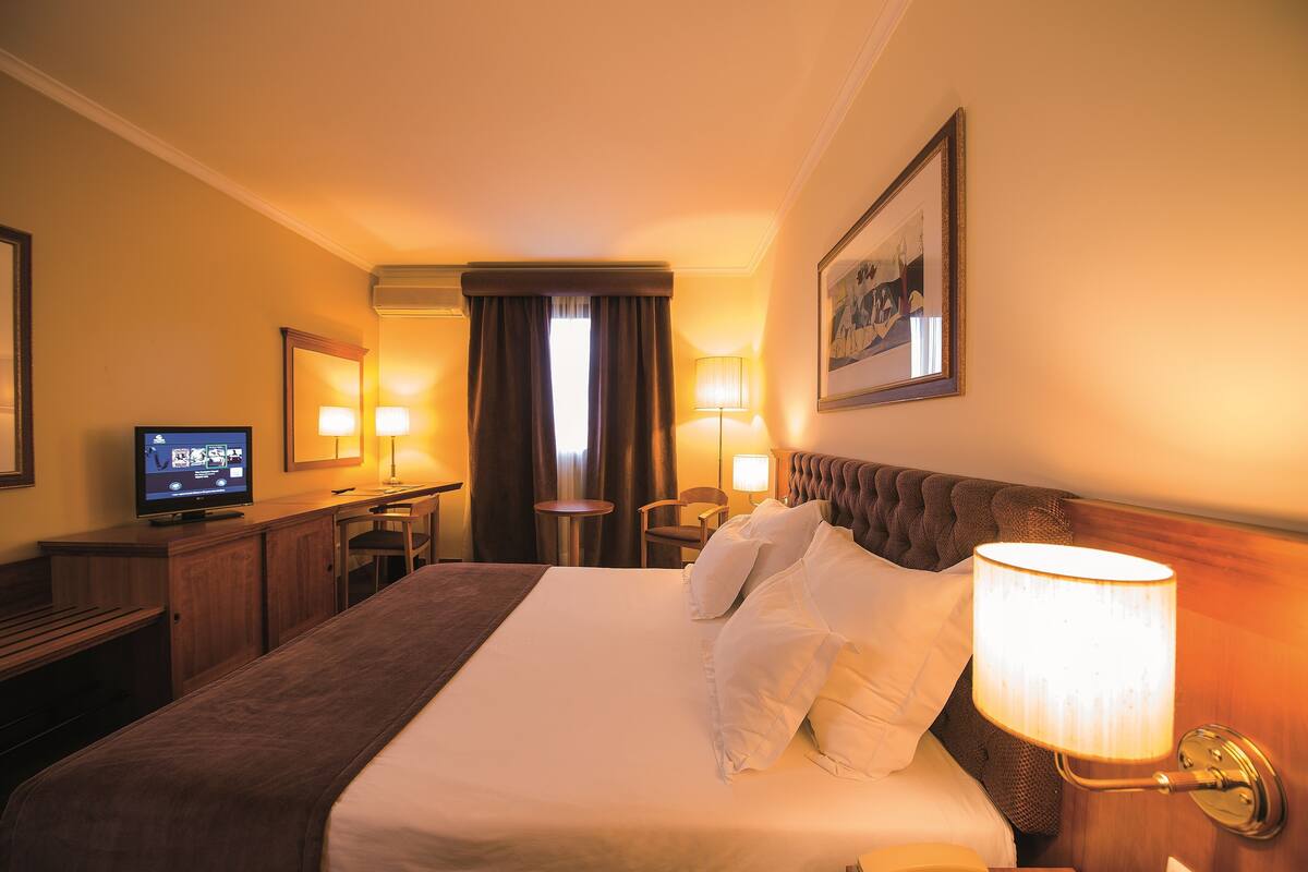 Minibar, skrivebord, blendingsgardiner og wi-fi (inkludert)