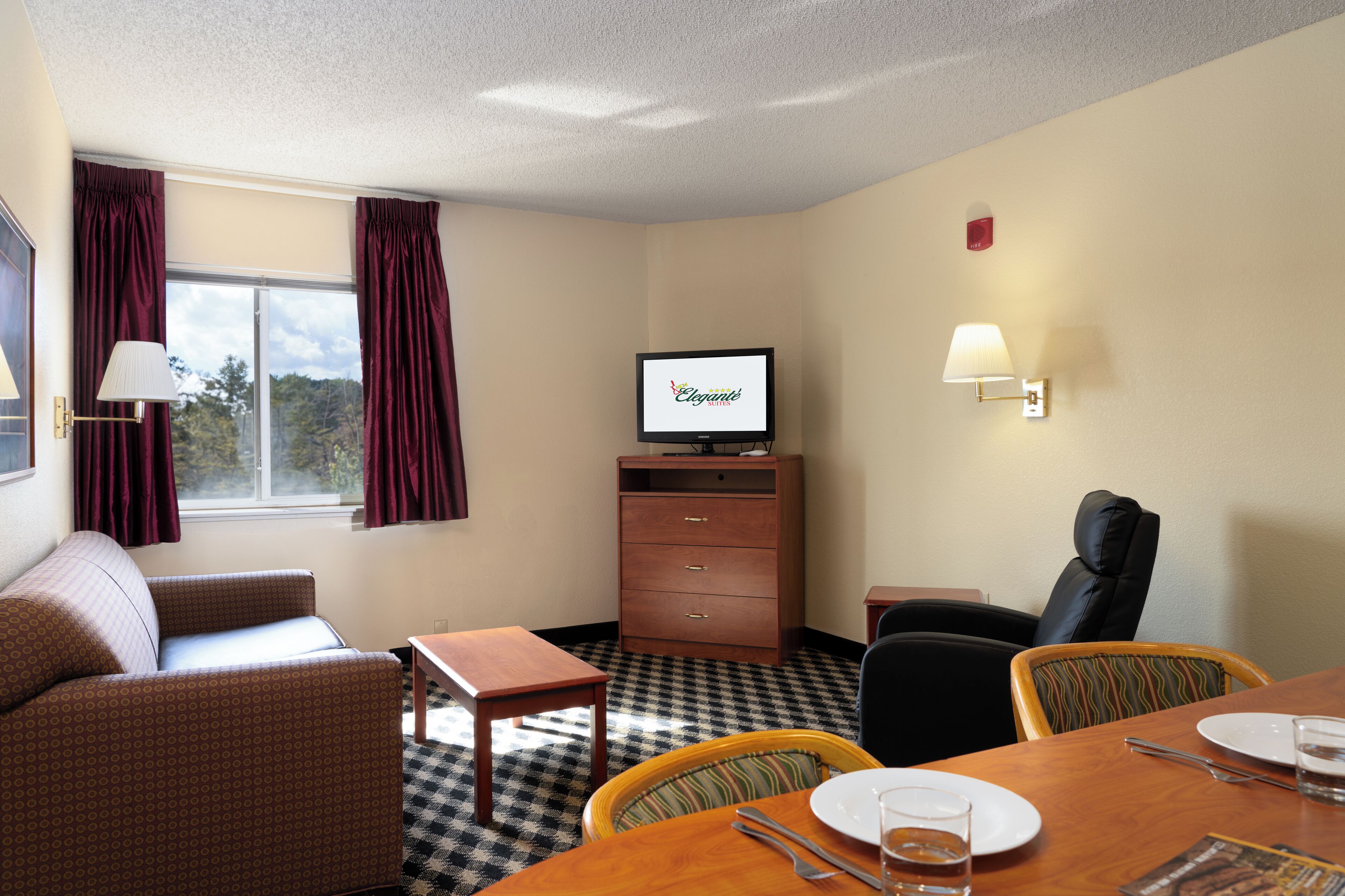 suite, 1 king bed | living area | 32-inch flat-screen tv with cable channels, tv