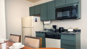 1 bedroom, pillowtop beds, desk, laptop workspace