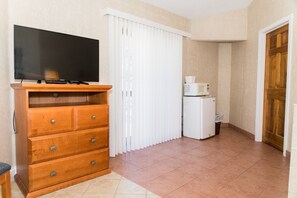 Chambre Deluxe, 1 très grand lit | Coffres-forts dans les chambres, fer et planche à repasser