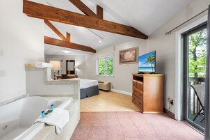 Caja fuerte, tabla de planchar con plancha, wifi gratis y ropa de cama