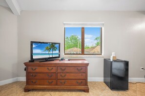 Safe på rommet, strykejern/-brett, wi-fi (inkludert) og sengetøy