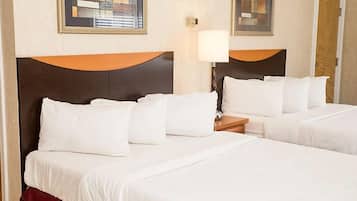 Habitación Deluxe, 2 camas Queen size | Caja de seguridad en la habitación y tabla de planchar con plancha