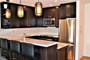 Refrigerador con freezer, microondas, horno, placa de cocina