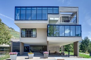 Front of property - Simba Run Condos 2Bed 2Bath (Vail)