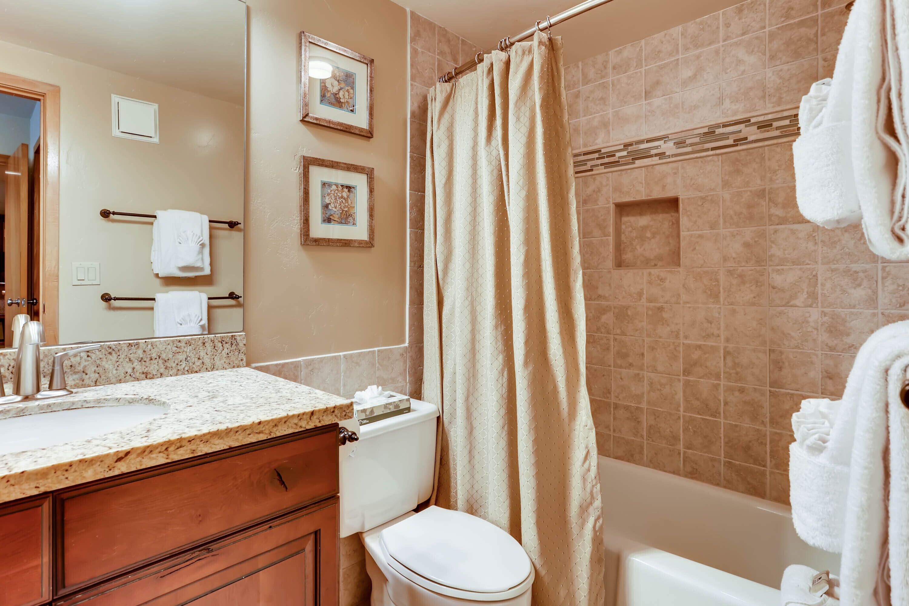 Une salle de bain avec des toilettes, un lavabo et une baignoire.