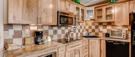 Premier-Apartment, 2 Schlafzimmer, Küche (Platinum) | Eigene Küche | Großer Kühlschrank, Mikrowelle, Ofen, Herdplatte