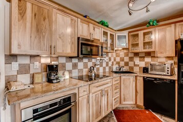 Premier Condo, 2 Bedrooms | Private kitchen