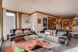 Premier-Apartment, 2 Schlafzimmer, Küche (Platinum) | Wohnzimmer | LCD-Fernseher, Kamin, DVD-Player