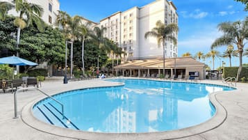 Una piscina al aire libre (de 07:00 a 22:00), sombrillas, tumbonas