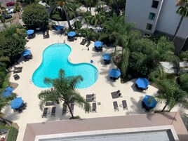 Una piscina al aire libre (de 06:00 a 22:00), sombrillas, tumbonas