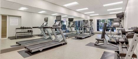 Ein Fitnessstudio mit Laufbändern, Kraftgeräten und Cardiogeräten.