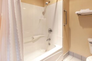 Combined shower/bathtub, hair dryer, towels