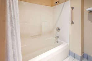 Ensemble douche/baignoire, sèche-cheveux, serviettes fournies