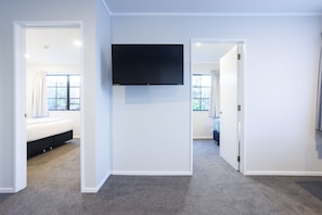 Appartement Familial, 2 chambres, non-fumeurs, coin cuisine (family unit) | Bureau, lits bébé (gratuits), Wi-Fi gratuit, draps fournis