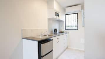 Familienapartment, 2 Schlafzimmer, Nichtraucher, Kochnische (family unit) | Eigene Küche | Kühlschrank, Mikrowelle, Herdplatte, Wasserkocher