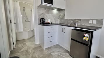 Geladeira, micro-ondas, cooktop, chaleira elétrica