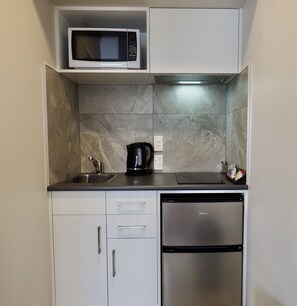 Geladeira, micro-ondas, cooktop, chaleira elétrica