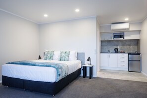 1 bedroom, desk, free cribs/infant beds, free WiFi