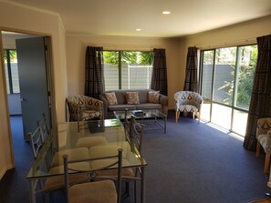 Suite superior, 2 habitaciones, bañera de hidromasaje | Tabla de planchar con plancha, wifi gratis, ropa de cama