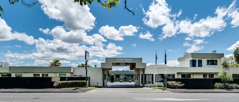 Un edificio moderno con un cartel que dice "FORTMANS MOTOR LODGE".