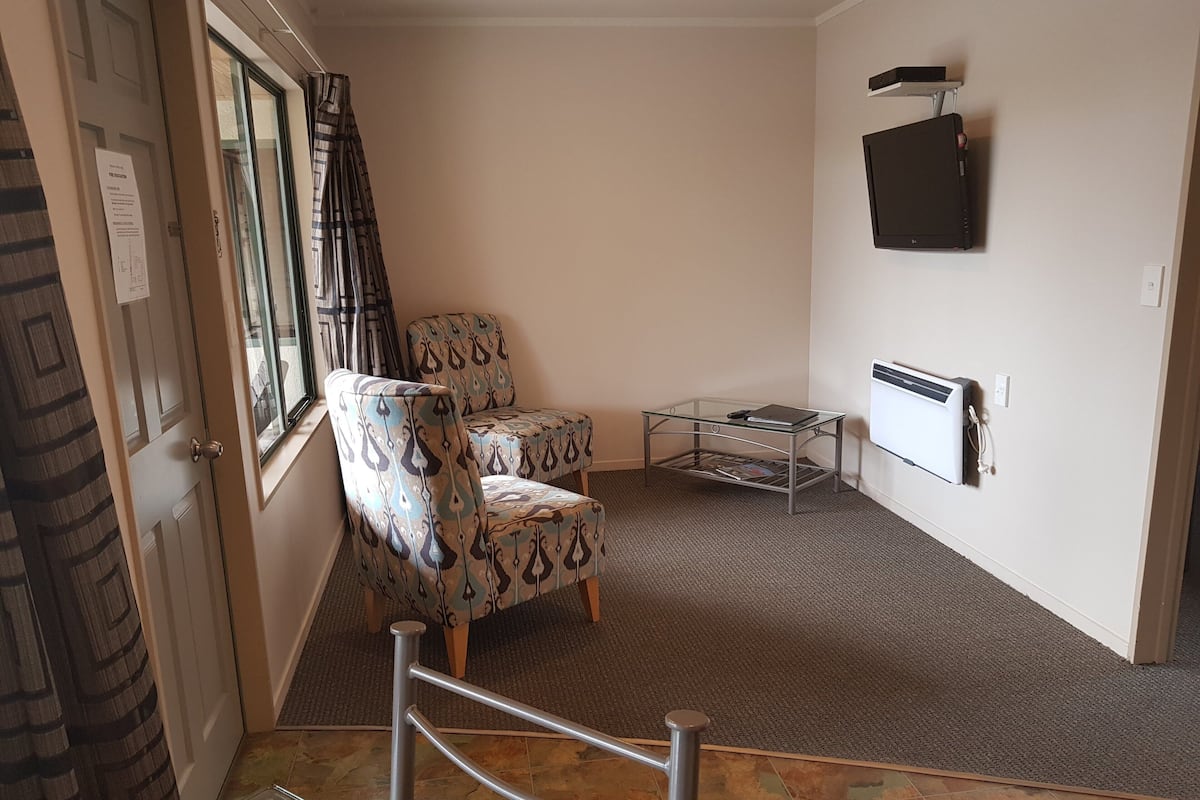 1 habitación, tabla de planchar con plancha, wifi gratis y ropa de cama