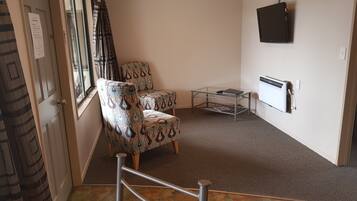 Executive Suite, Jetted Tub (/Spa) | Iron/ironing board, free WiFi, bed sheets