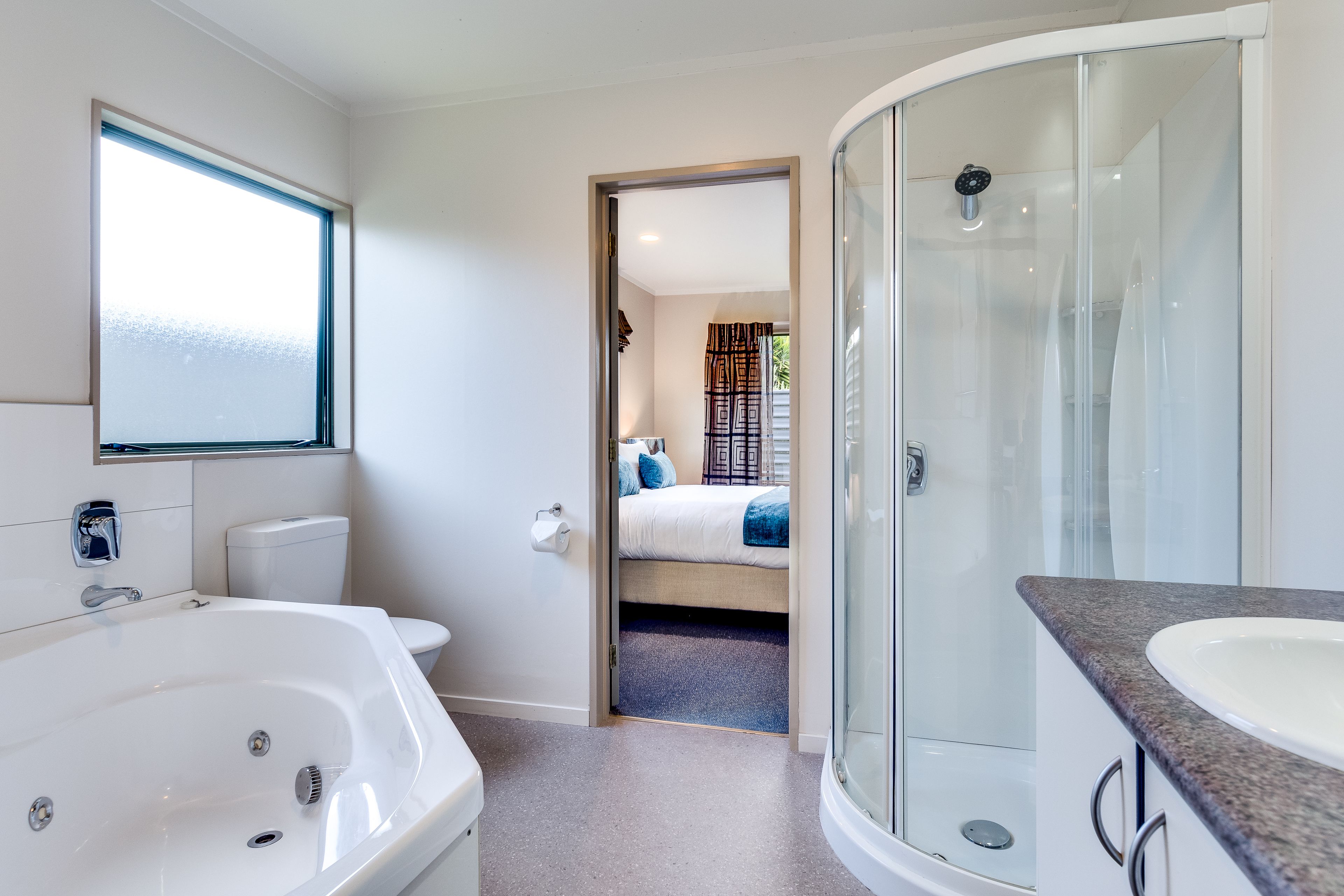 Superior Suite, 2 Bedrooms, Jetted Tub | Bathroom | Free toiletries, hair dryer, towels