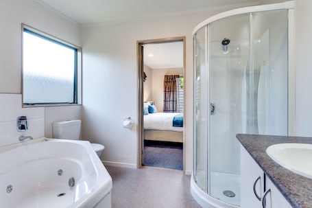 Superior Suite, 2 Bedrooms, Jetted Tub | Bathroom. Portmans Motor Lodge