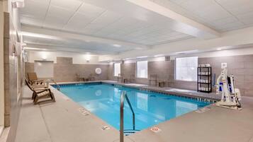 Alberca techada y camastros