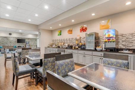 Free buffet breakfast . Quality Inn & Suites Union City - Atlanta South