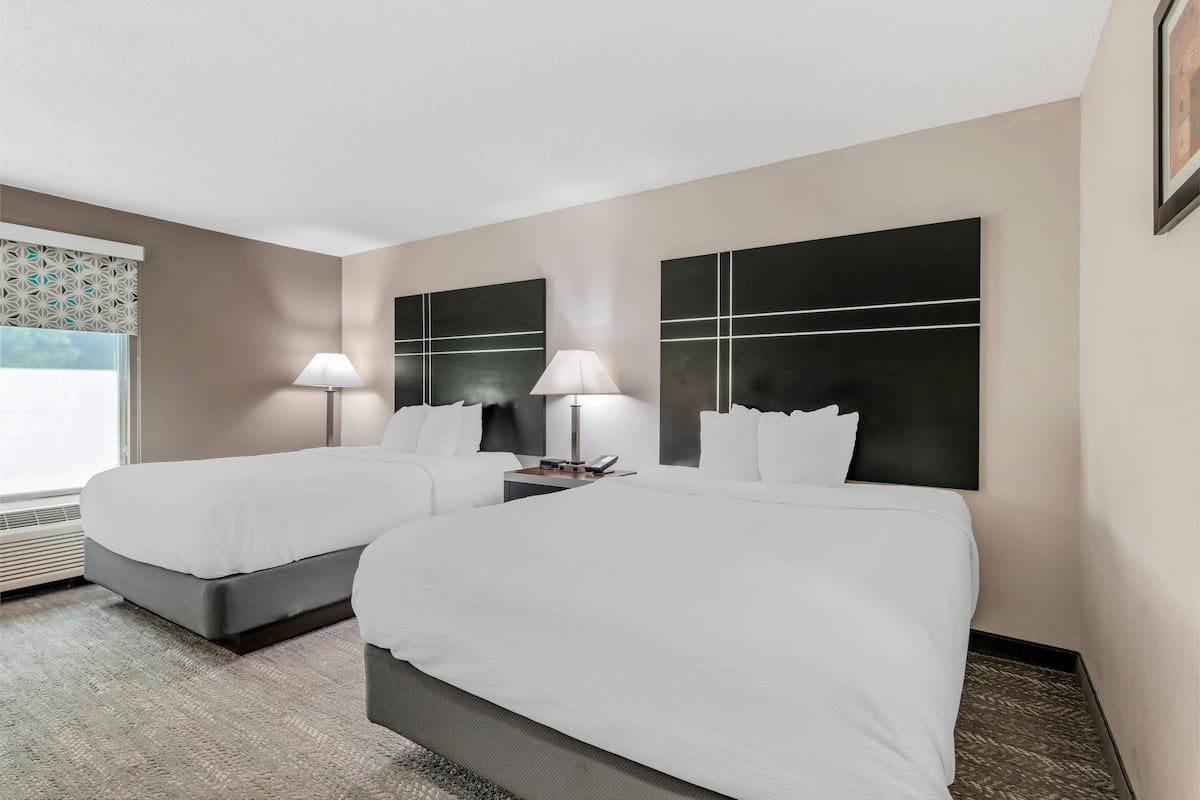 Habitación estándar, 2 camas Queen size, para no fumadores | Ropa de cama de alta calidad, camas con pillow-top y escritorio