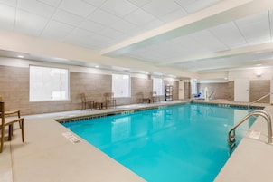 Una piscina cubierta, tumbonas