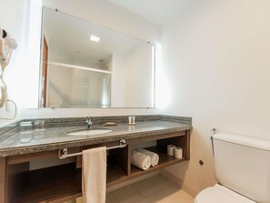 Superior Apartment, 1 King Bed | Bathroom