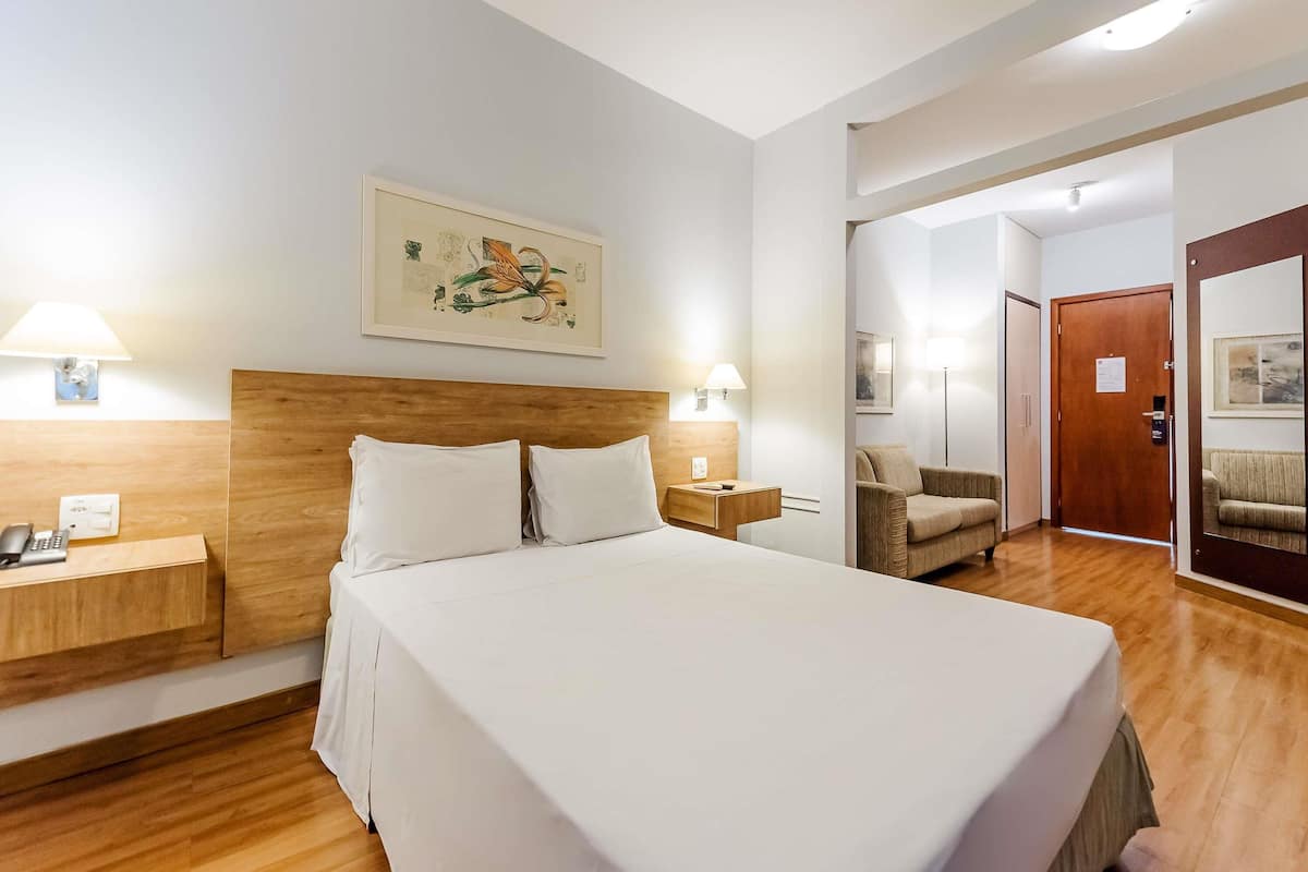 Minibar, caja de seguridad en la habitación y escritorio