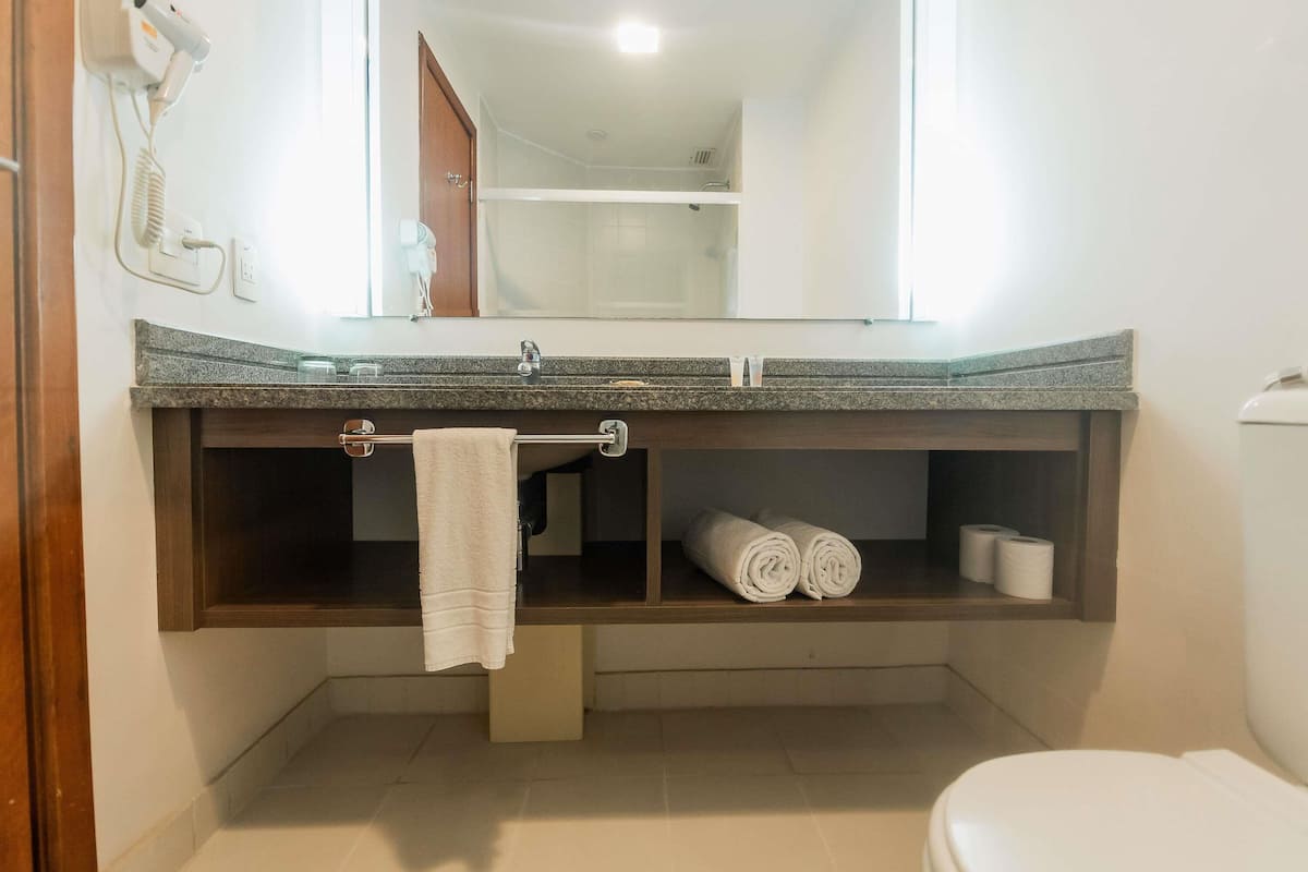 Minibar, värdeförvaringsskåp på rummet och skrivbord