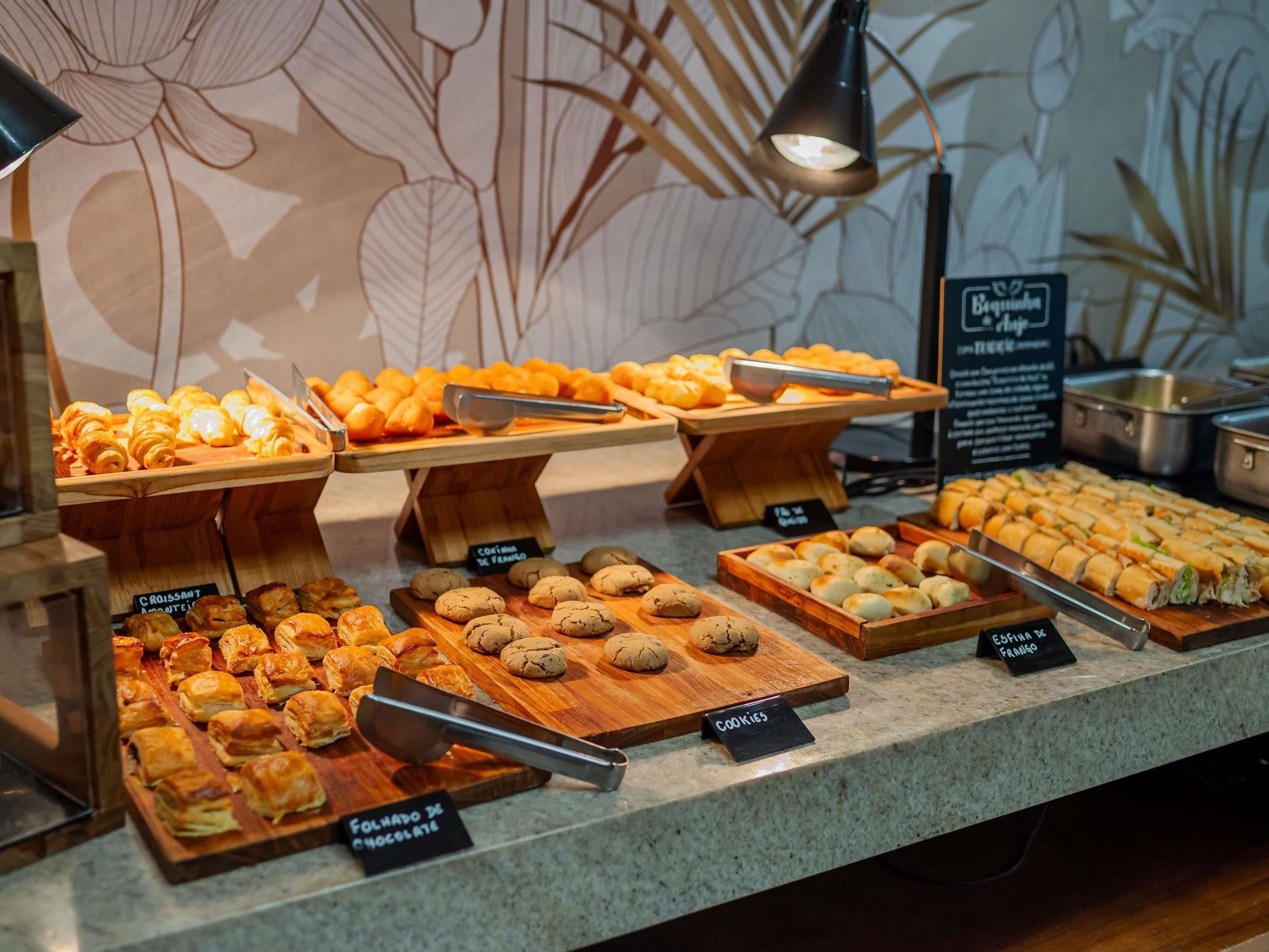 Una vitrina de panadería con diferentes productos horneados.