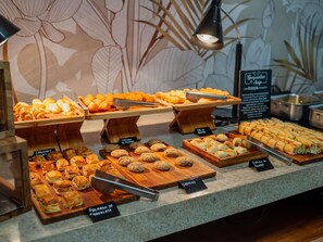 A bakery display with various baked goods. - ibis Styles Campinas Alphaville (Campinas)