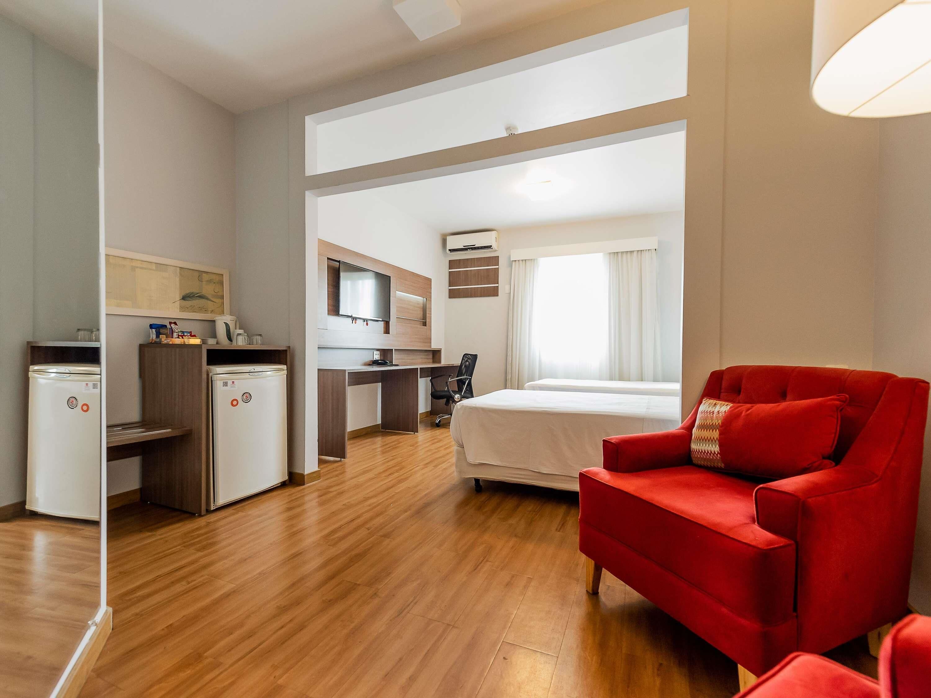 Minibar, caja de seguridad en la habitación y escritorio 