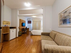 Standard-Apartment, 1 Doppelbett | Minibar, Zimmersafe, Schreibtisch, Verdunkelungsvorhänge