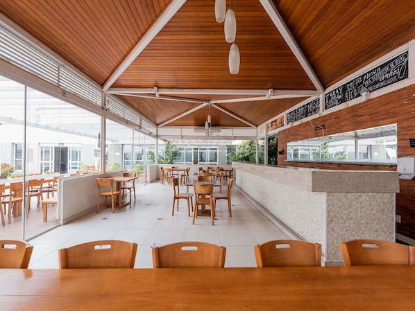 供應早餐、午餐和晚餐,游泳池景觀