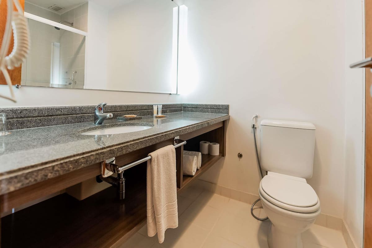 Minibar, värdeförvaringsskåp på rummet och skrivbord