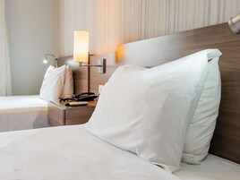 Apartamento superior, 2 camas individuales | Minibar, caja fuerte, escritorio y cortinas opacas