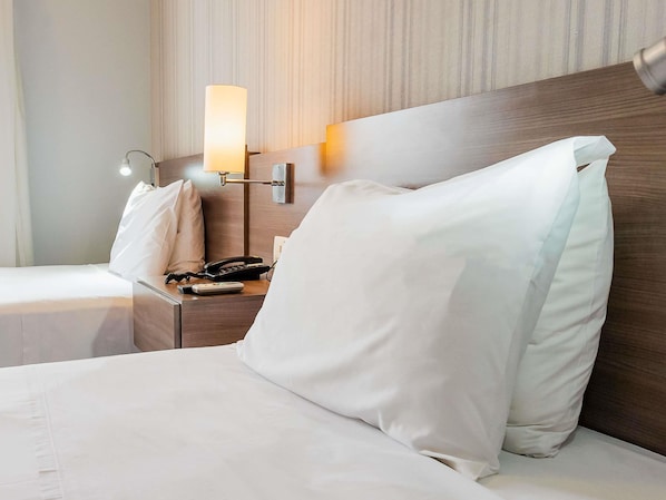 Minibar, caja de seguridad en la habitación y escritorio