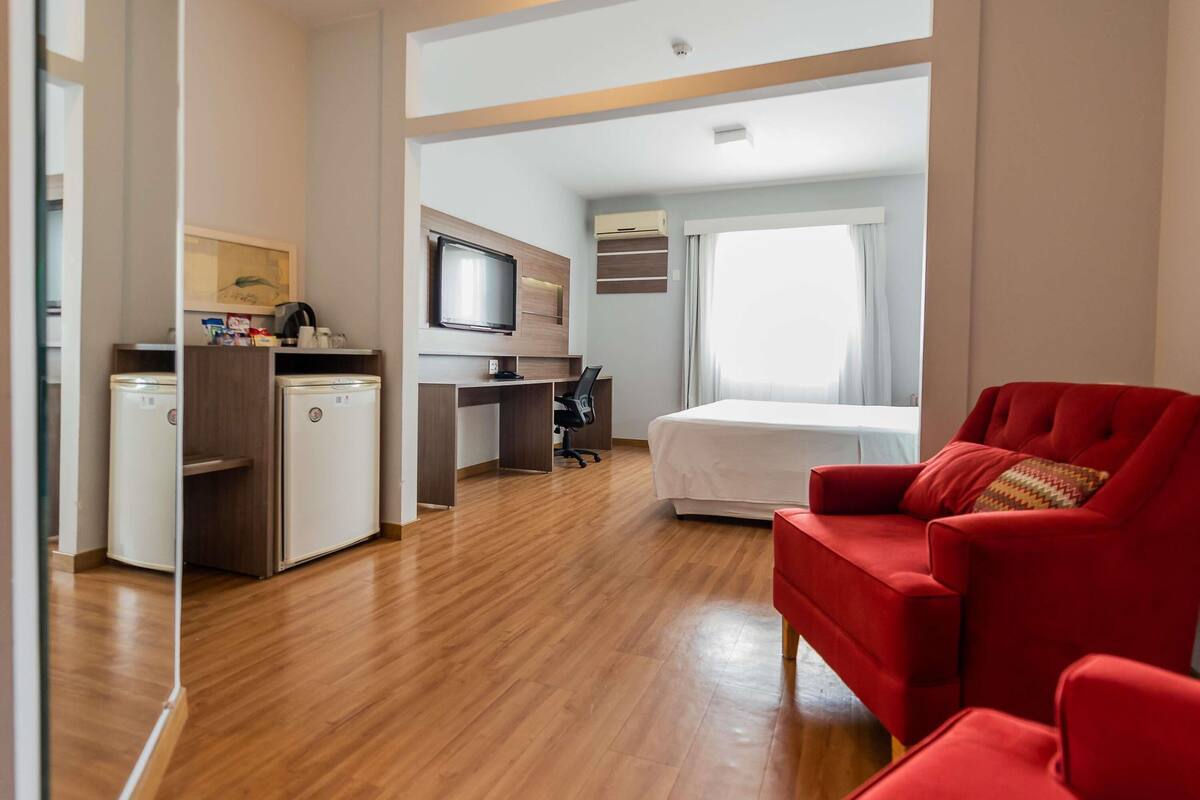 Superior Apartment, 1 Katil Raja (King) | Bar mini, peti besi dalam bilik, meja, langsir/tirai gelap terus