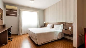 Departamento superior, 1 cama King size | Minibar, caja de seguridad en la habitación y escritorio